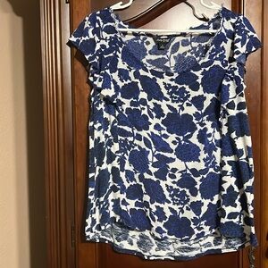 🌺🌺 LUCKY BRAND 100% viscose floral blue & white top Size L
